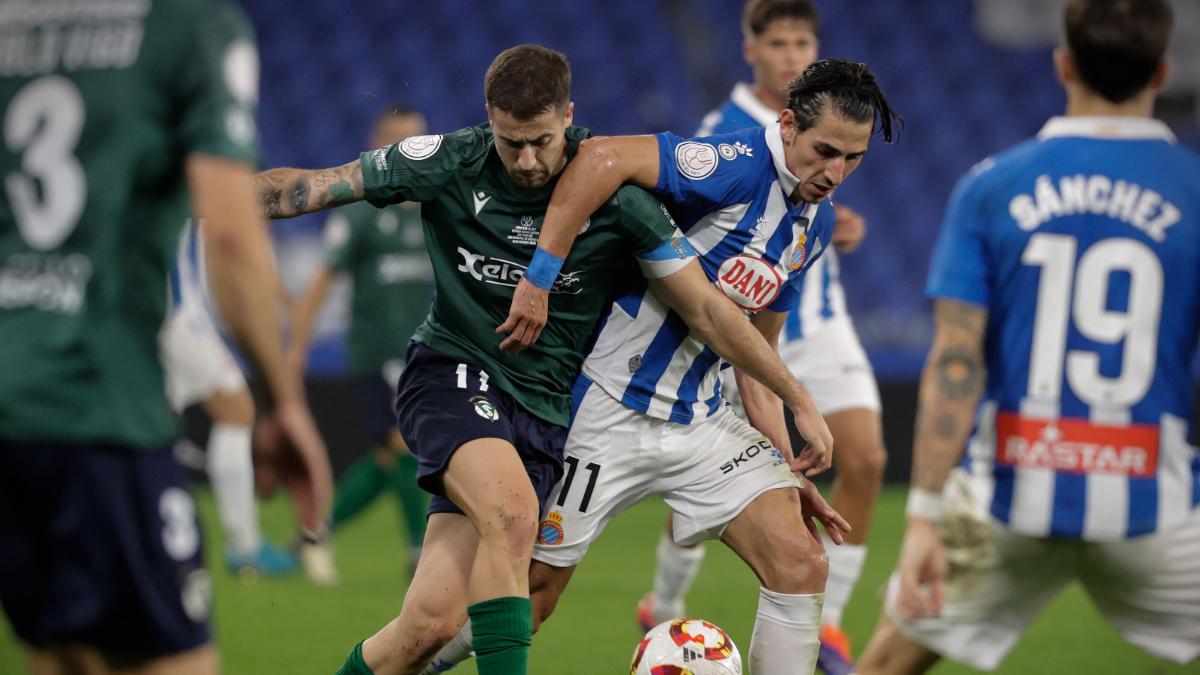 Pere Milla, disputando el balón ante el San Tirso