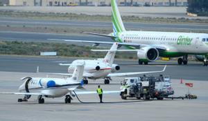 Las imágenes del avión medicalizado con dos infectados por hantavirus en la base aérea de Gando, en Gran Canaria