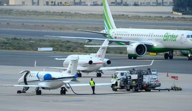 Las imágenes del avión medicalizado con dos infectados por hantavirus en la base aérea de Gando, en Gran Canaria