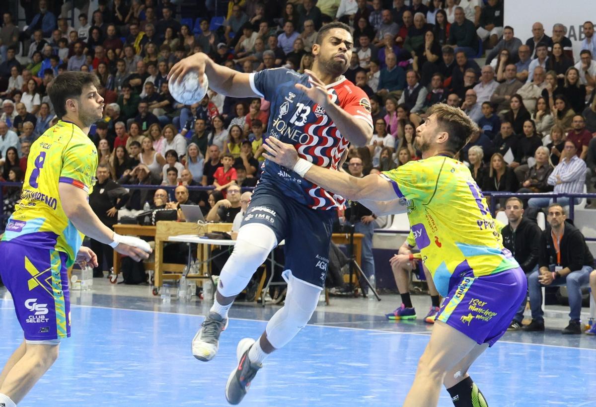 James Parker, uno de los jugadores más importantes en el combinado de Fernando Latorre, entre dos defensas rivales.