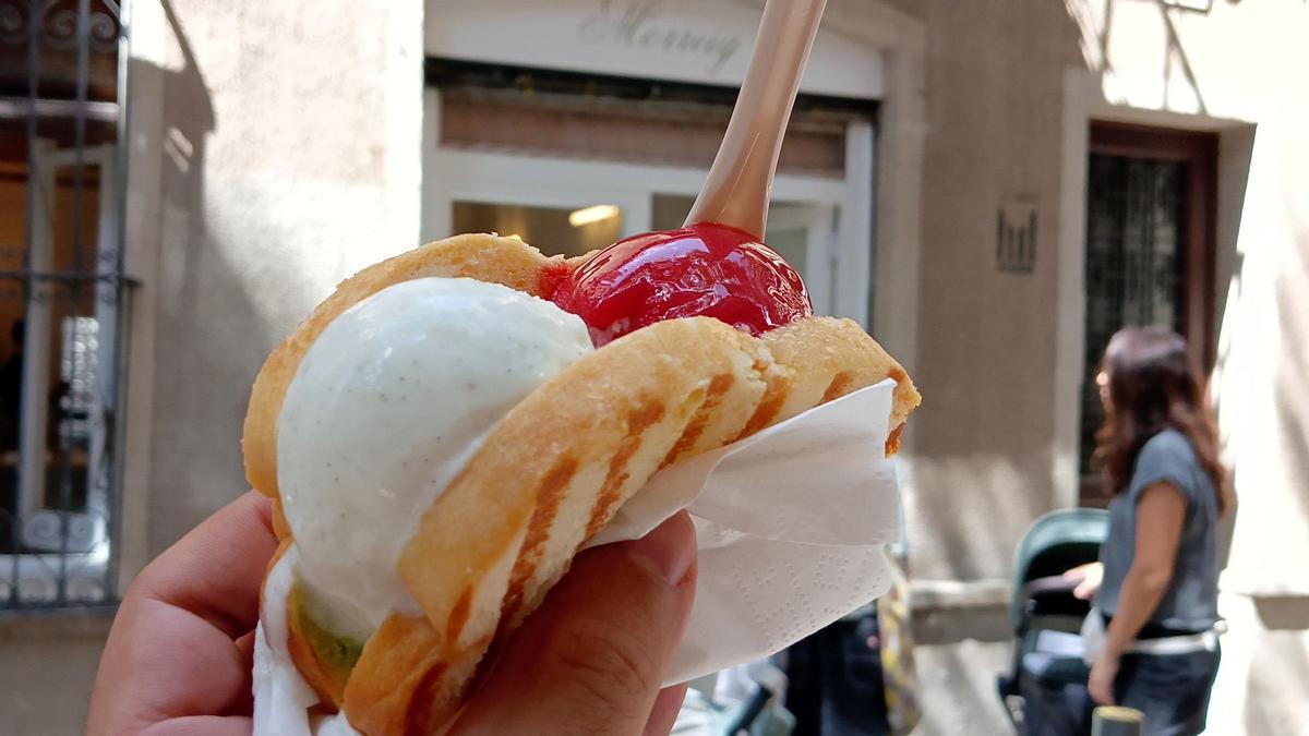 El 'brioche' recién planchado de Morreig con los helados de vainilla natural y fresa del Maresme.
