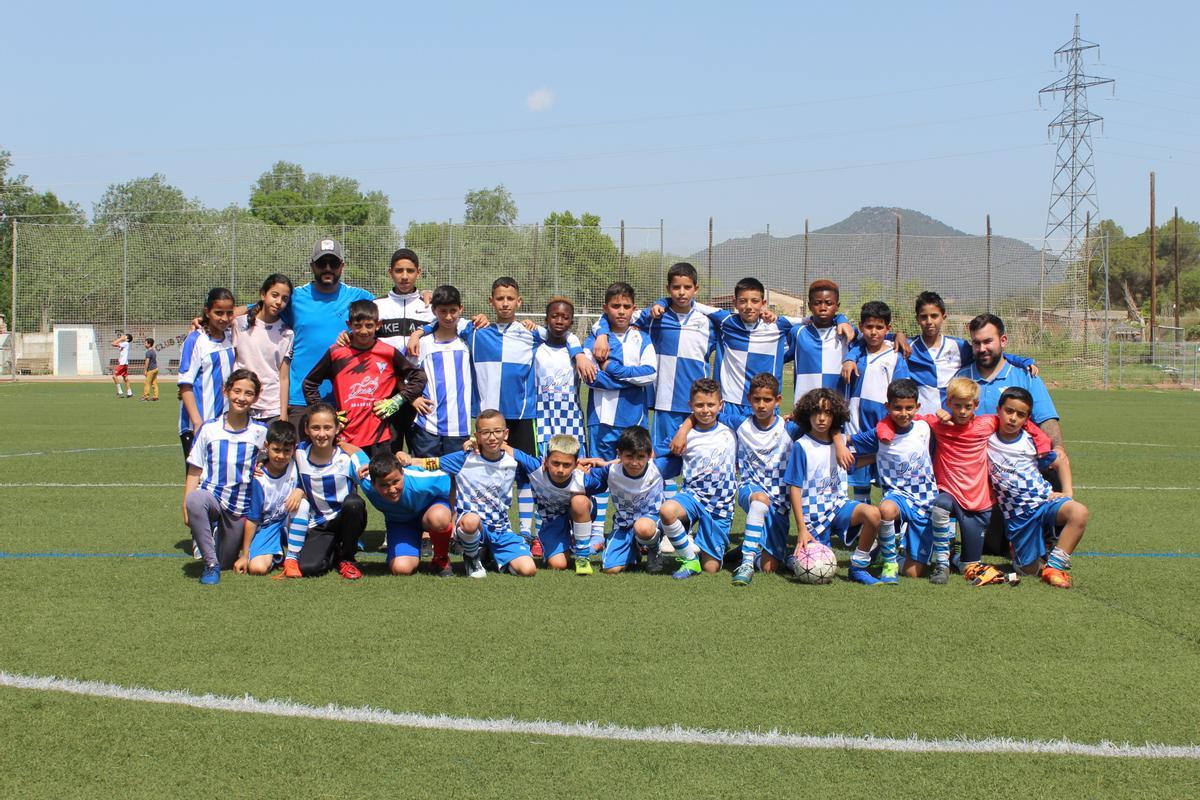 Els jugadors dels equips benjamí i aleví del club van jugar l’amistós que va obrir el programa d’actes