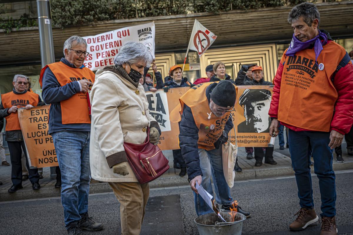 La Coordinadora de pensionistas se manifiesta por el centro de Barcelona