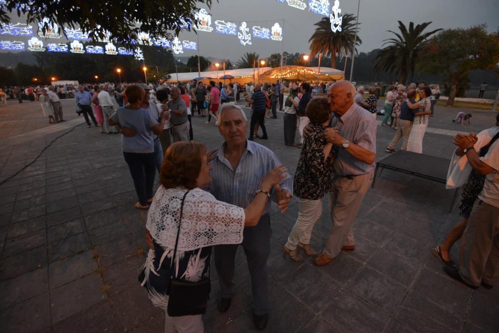 Cientos de personas de toda la comarca acudieron al recinto de A Reiboa para celebran San Xoán entre sardinas, atracciones y fuego.