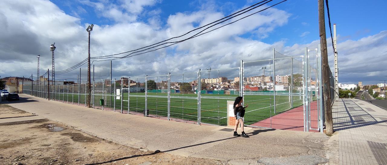 El campo de fútbol del Cerro de Reyes, donde se tienen que hacer los vestuarios.