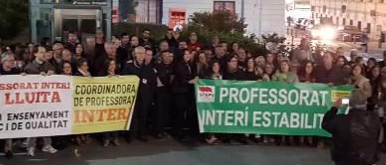 Profesores interinos concentrados en la Montañeta, ayer, para defender sus puestos de trabajo.