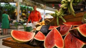 Sandías a 2,40 euros el kilo esta semana en una frutería de Alicante.