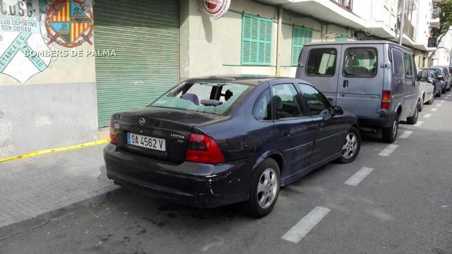 Un ladrillo y una cristalera caen por el viento en Palma