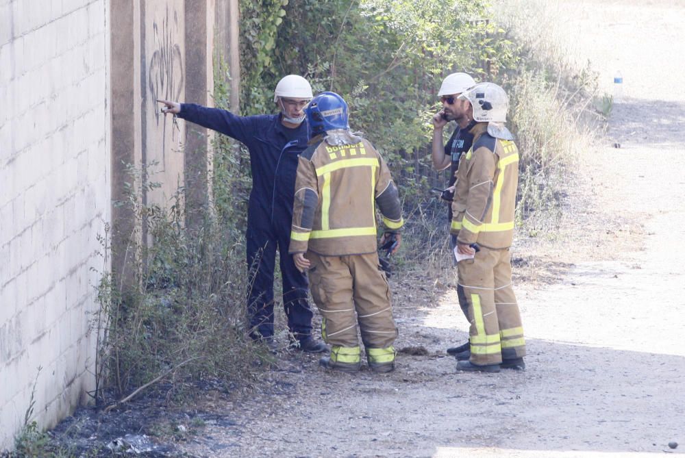 Un incendi ensorra el sostre d'una nau de Quart