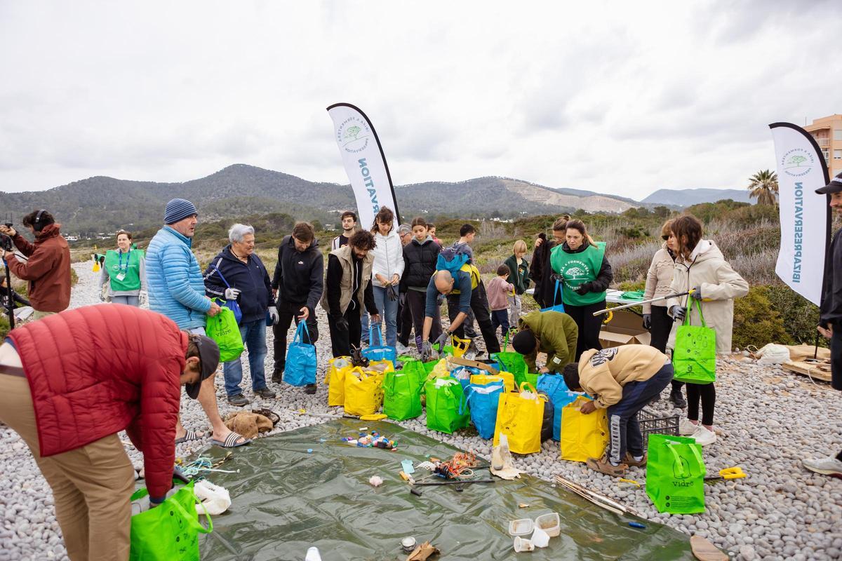 Todas las imágenes de la jornada de limpieza Tejiendo Futuro de Ibizapreservation