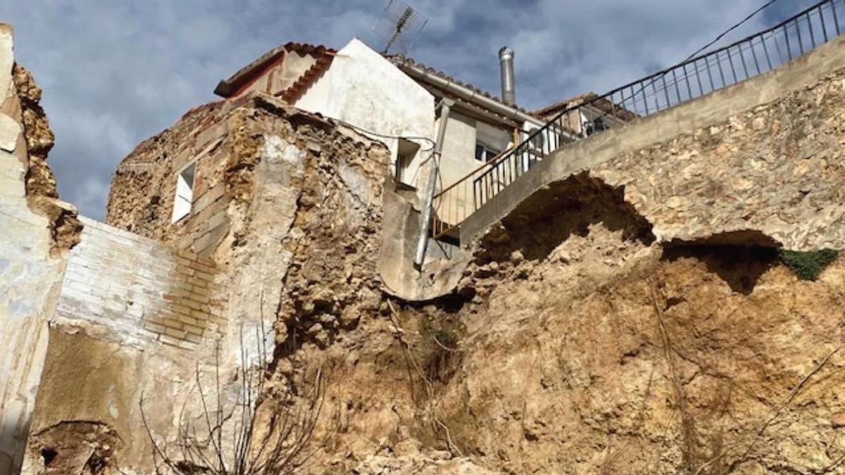 Talud en riesgo de desprendimiento en Navarrés que será reparado por la Diputació de València.