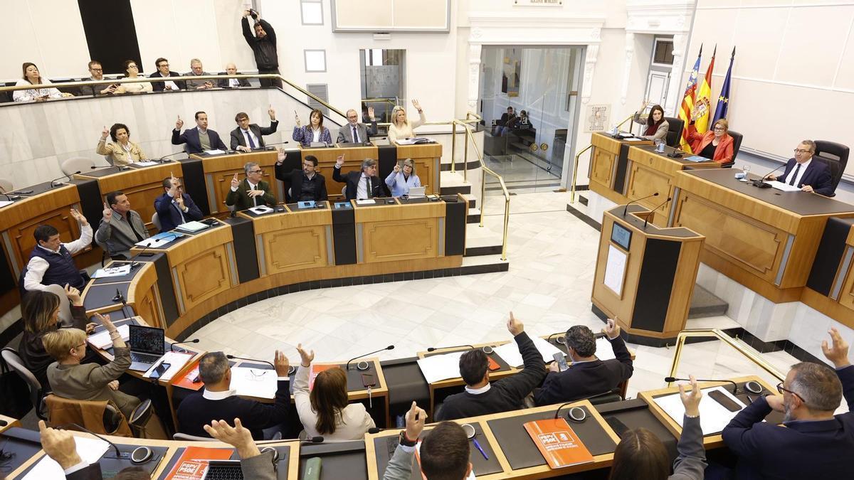 El PP evita la comparecencia de Toni Pérez pero acaba aceptando una comisión de investigación por el caso Baño en la Diputación