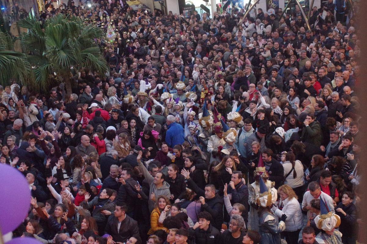 El Heraldo de los Reyes Magos recorrió las calles del Centro de Málaga acompañado de dos bandas de música, recogiendo cartas y encontrándose con los malagueños