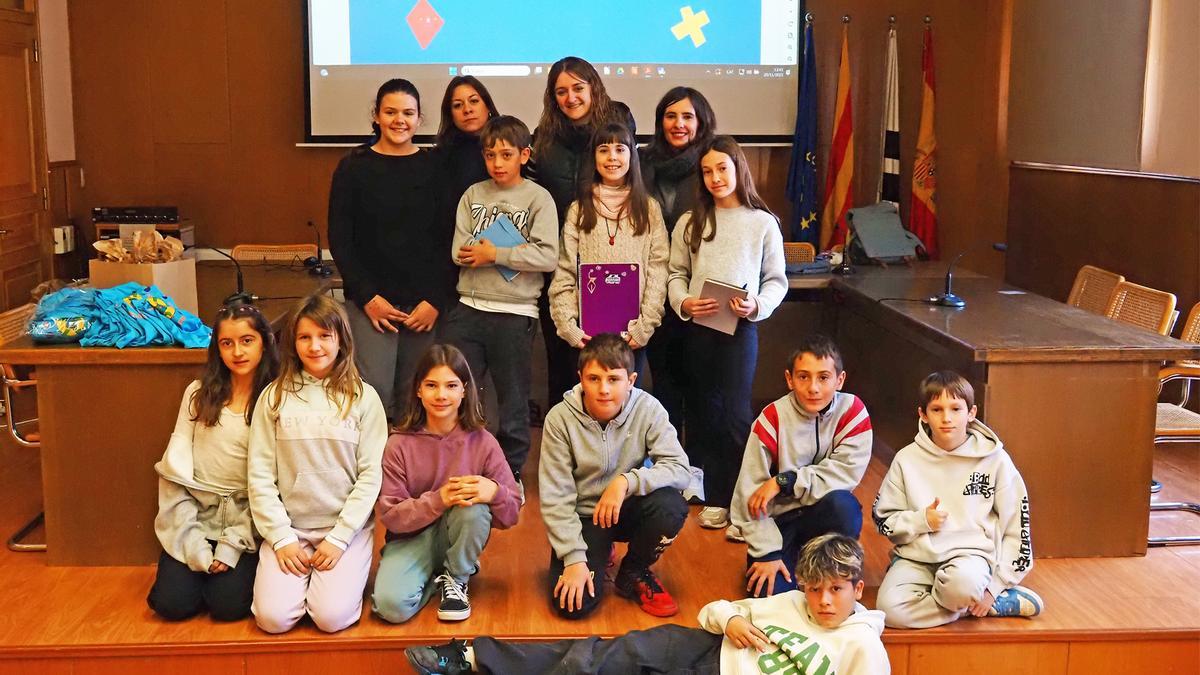 Foto de grup de membres del Consell Municipal dels Infants, amb les regidores Esther Cabezos i Montserrat Albacete, i la tècnica del Consell