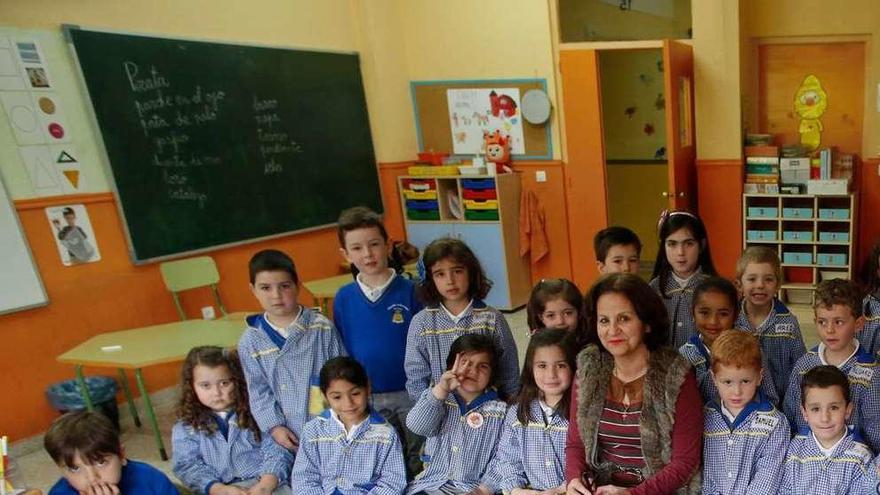 Celia Mesa, en el centro, con alumnos del colegio Principado.