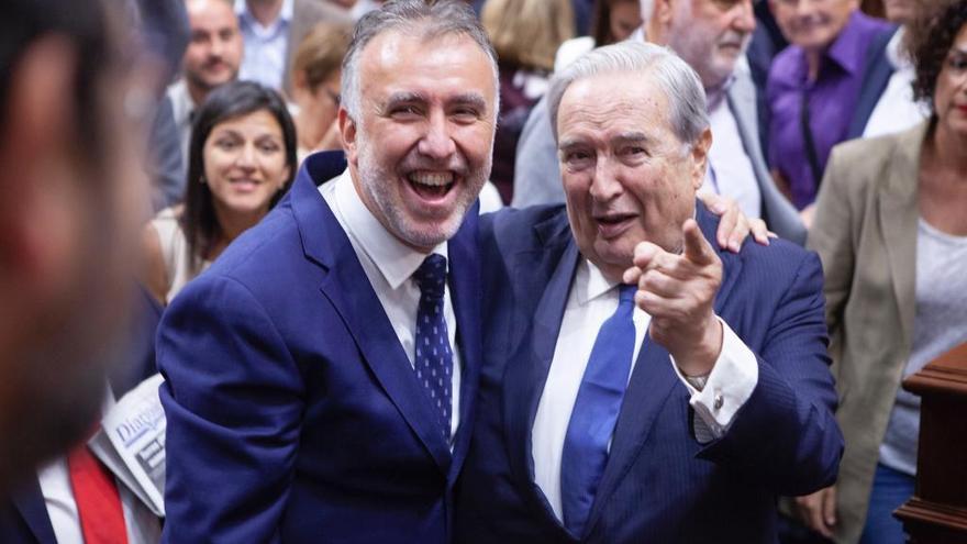 Ángel Víctor Torres es felicitado por el anterior presidente socialista que tuvo Canarias, Jerónimo Saavedra, en la sesión de investidura del pasado viernes.