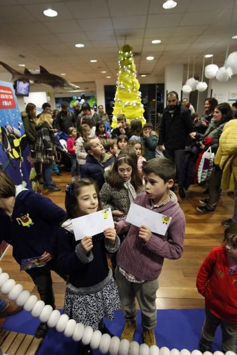 El angulero recoge cartas de los niños en el Acuario de Gijón