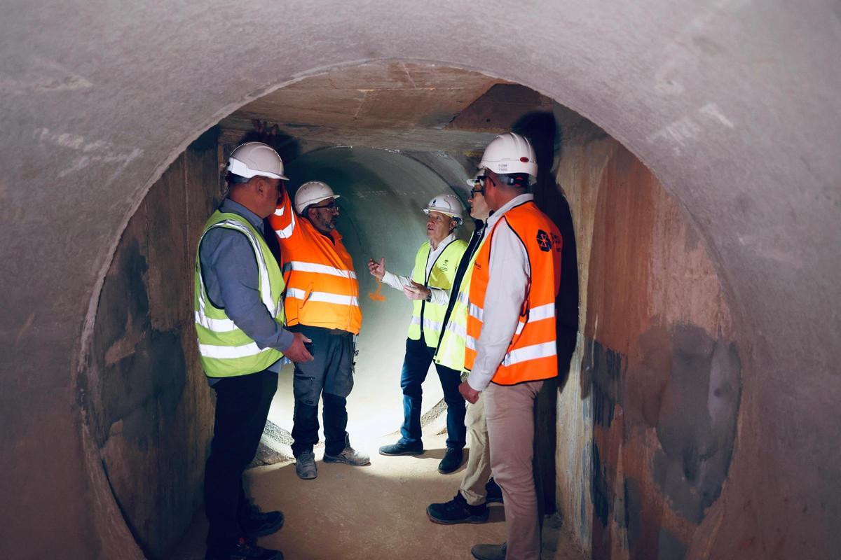 El alcalde, Jorge Monferrer, ha encabezado la visita a las obras del Gran Colector.