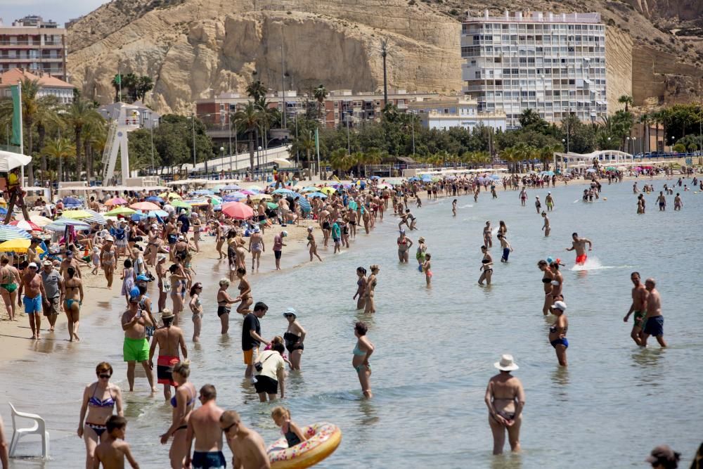 La playa del Postiguet, llena por las altas temperaturas