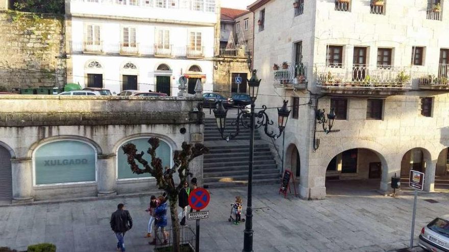 Paseo da Corredoira y subida a rúa Ordóñez, junto a Porta da Pía, en Tui. // J.V.