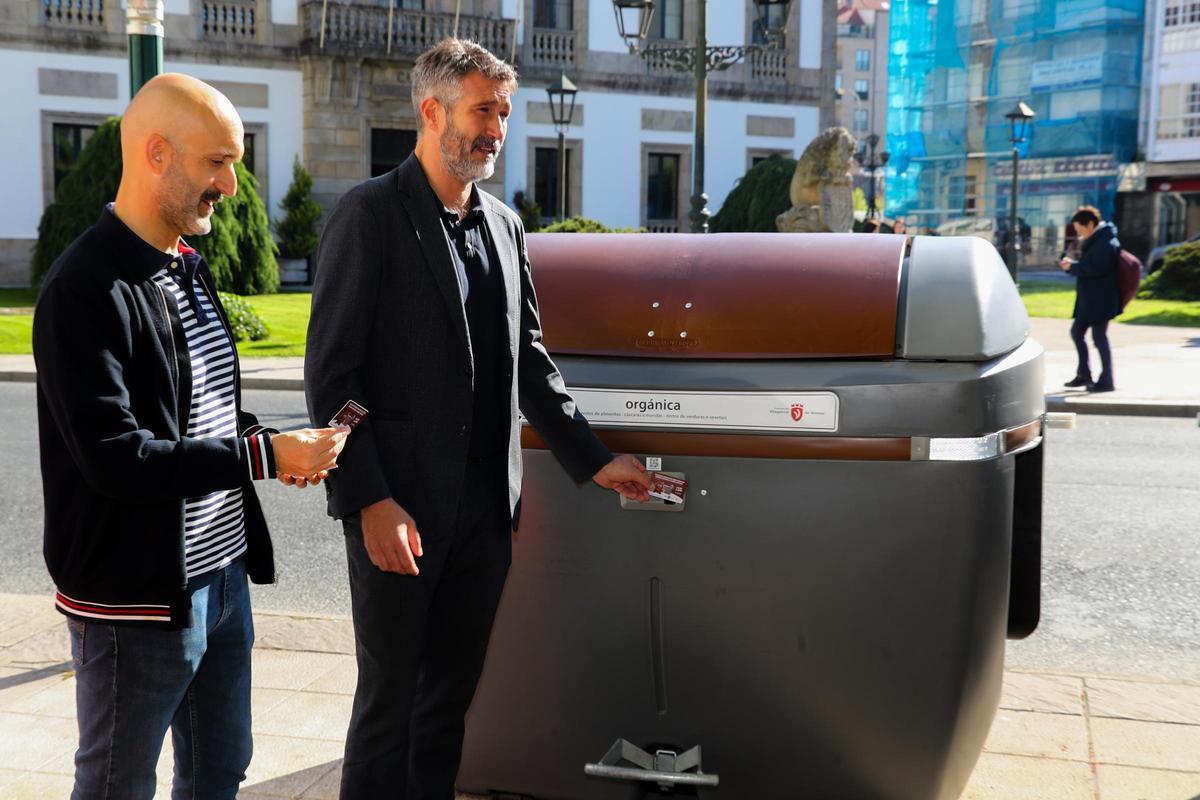 El alcalde de Vilagarcía durante la presentación del contenedor marrón.