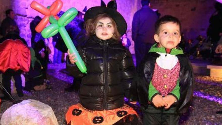 Dos niños participan en una de las fiestas de Halloween celebradas en el Castillo hace varios años.