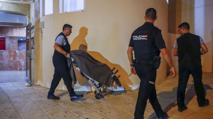 Traslado de uno de los cuerpos, tras el crimen machista en Benalmádena (Málaga). |  // JORGE ZAPATA/EFE