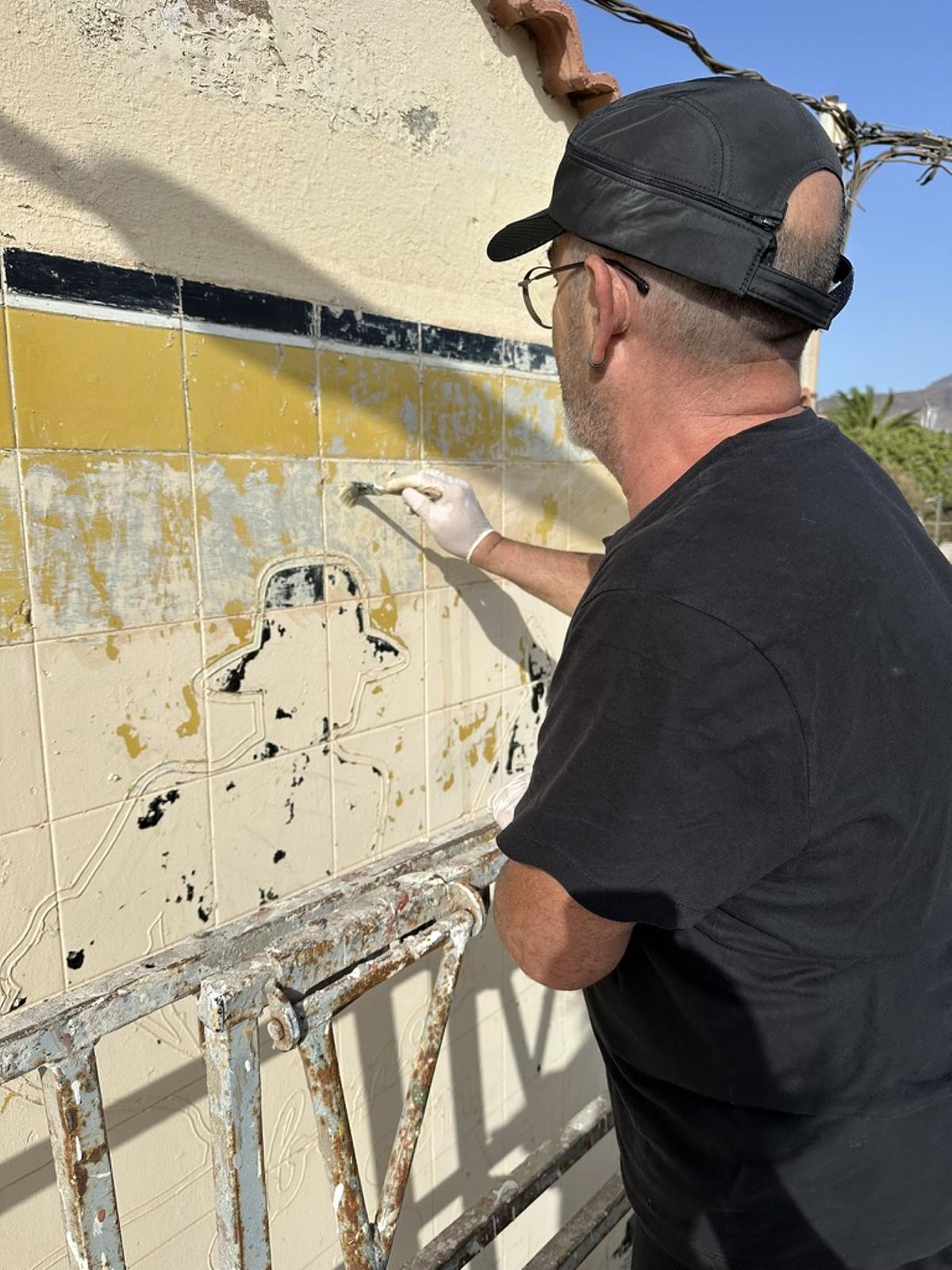 Recuperación del primer cartel de mosaico de nitratos de Chile en Agüimes