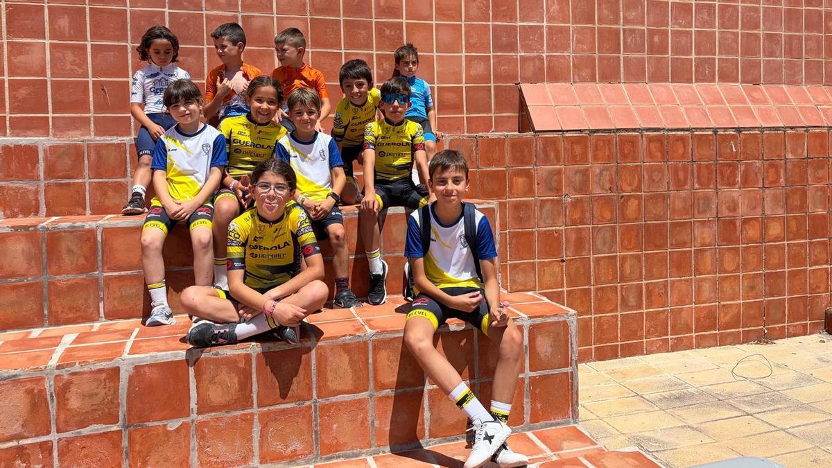 Corredores de la Escola de Ciclisme Ontinyent en el Trofeu de Daimús.