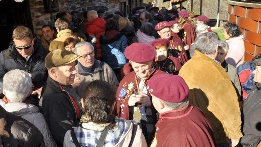 Arriba, ambiente ayer en el barrio cangués. Abajo, salida en procesión de Santa María de la Vid.