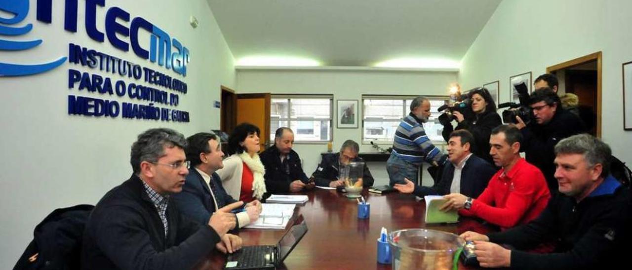 Reunión de Juan Maneiro con los bateeiros en el Intecmar, ayer por la tarde. // Iñaki Abella