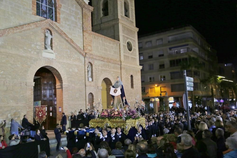 Algunas de las imágenes decanas de la Semana Santa se acercaron al mar y los paseos en Martes Santo