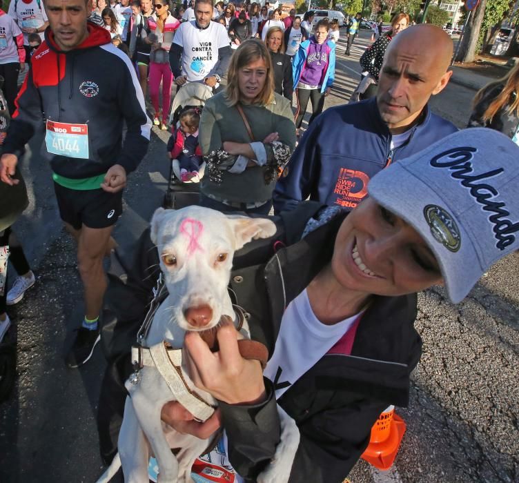 Más de 3.500 personas participan esta mañana la Carrera Vigo Contra el Cáncer.