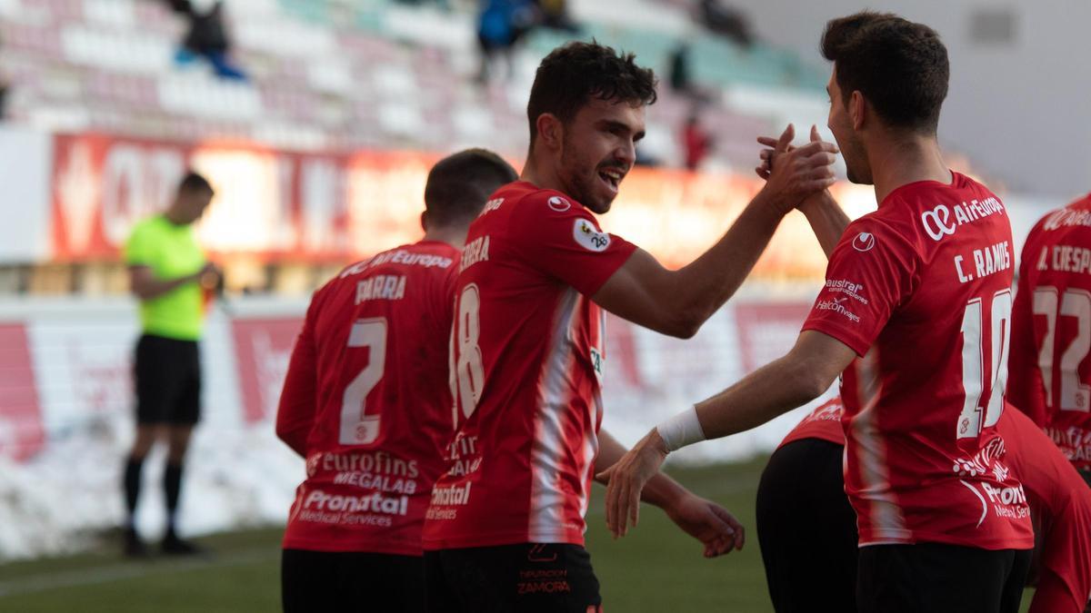 El jugador del Zamora CF Adrián Herrera celebra un gol con Carlos Ramos.