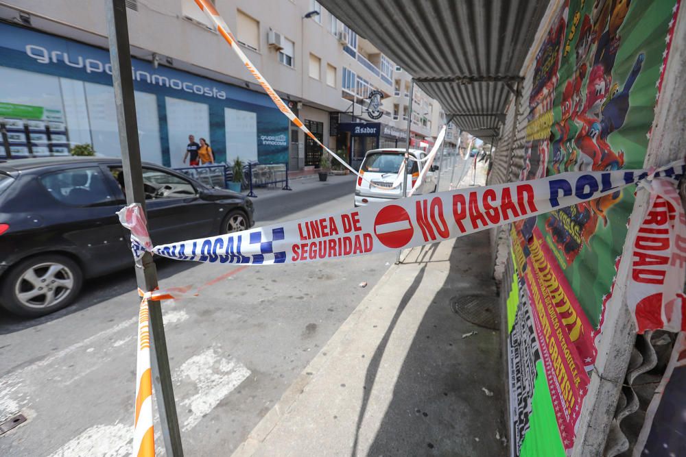 El Ayuntamiento ha costeado un vallado provisional de seguridad en la manzana de la obra del centro comercial abandonado desde hace una década tras desentenderse la propiedad de las reclamaciones muni