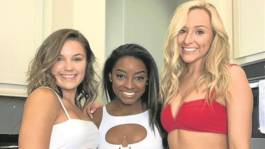 Simone Biles evita hablar de su hermano