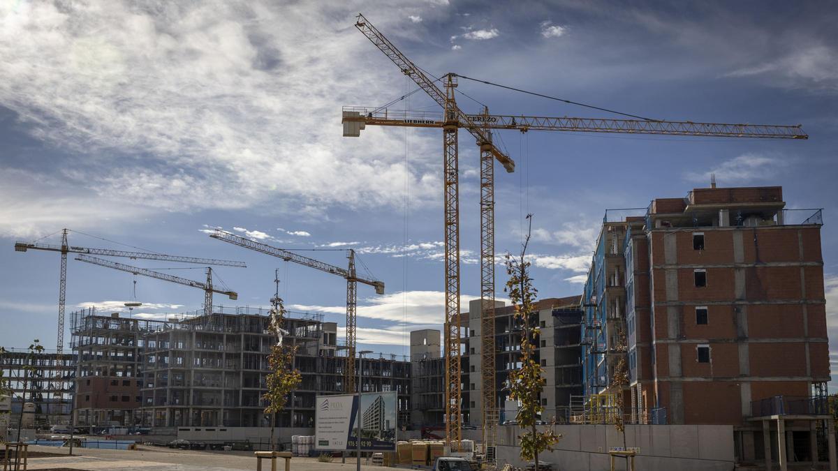 Varias grúas en obras de construcción de vivienda en el barrio zaragozano de Arcosur.