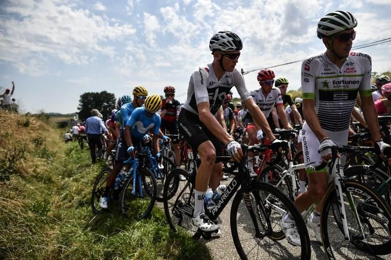 Arrojan gas lacrimógeno al pelotón del Tour de Francia