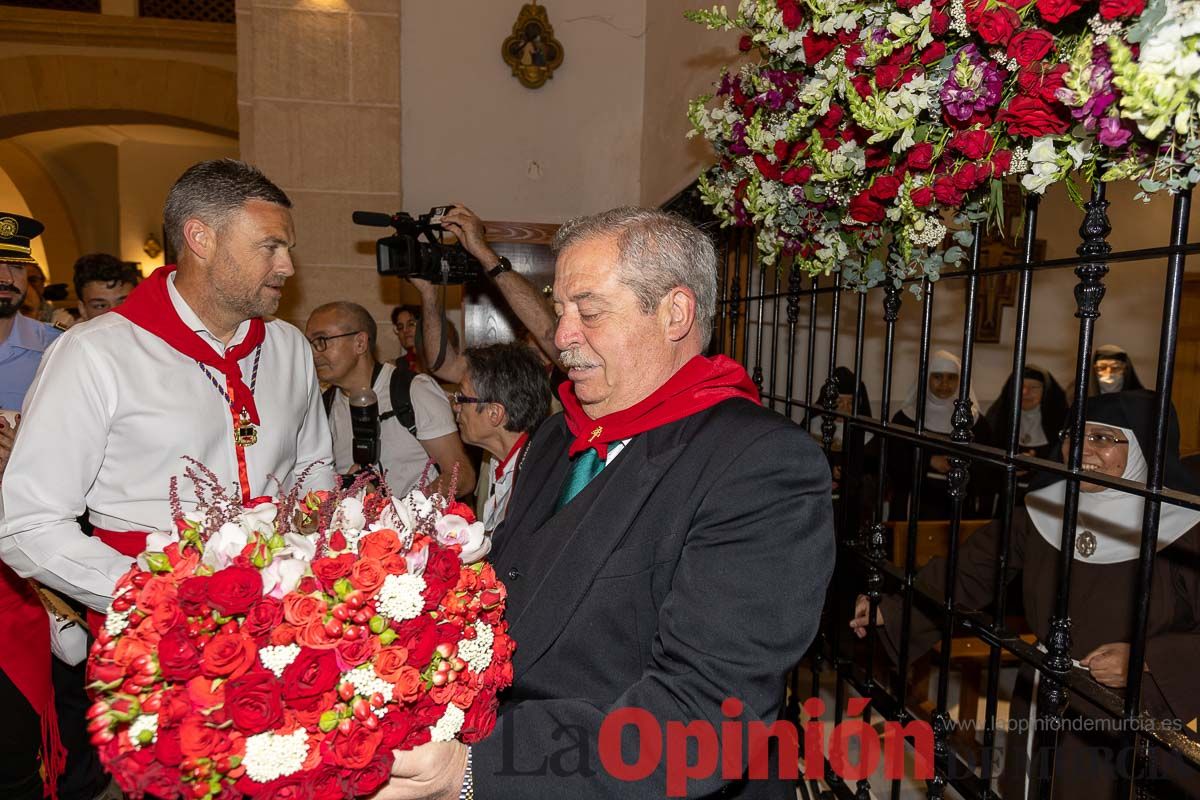 Bandeja de flores y ritual de la bendición del vino en las Fiestas de Caravaca