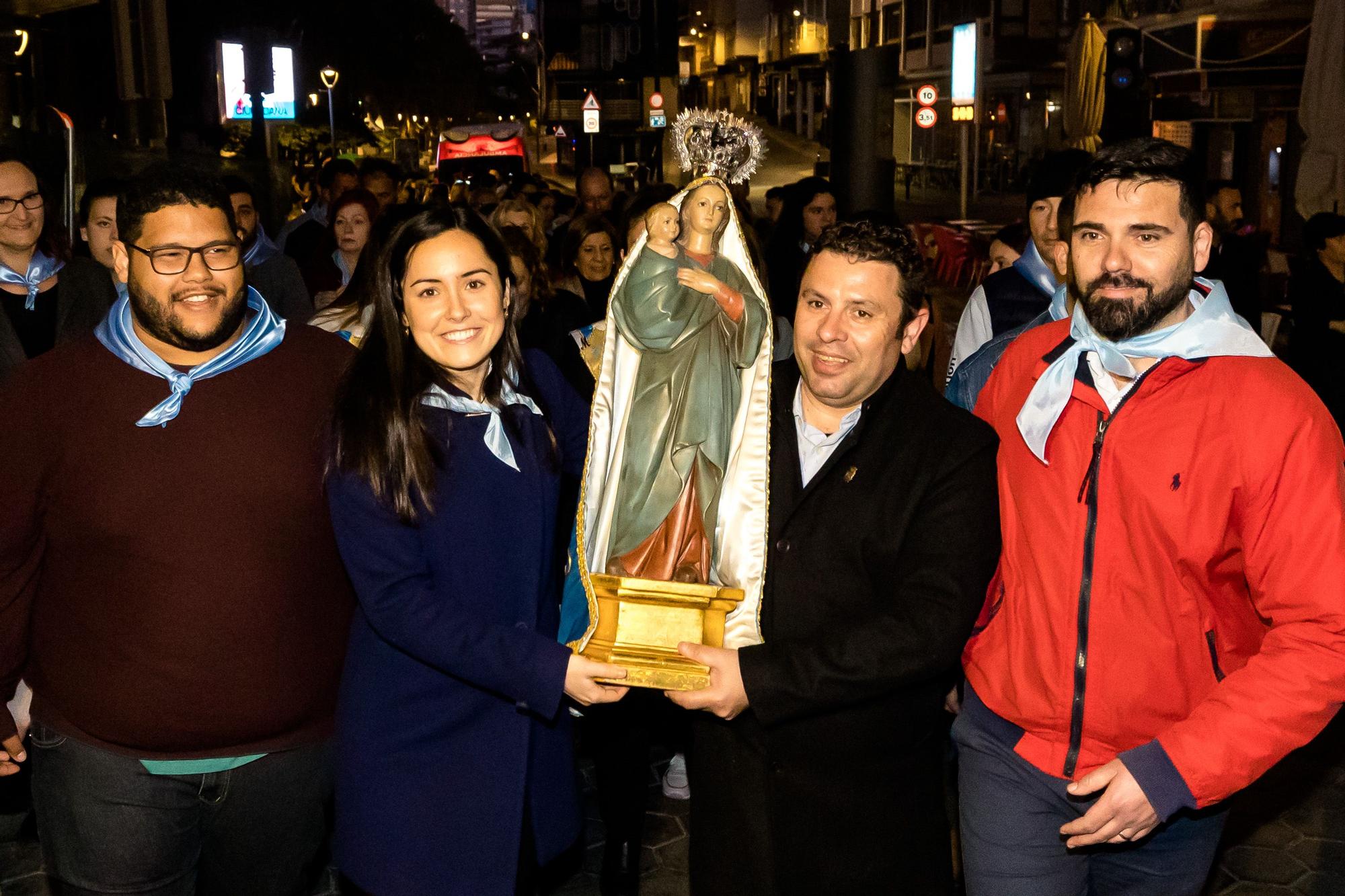 Devoción en Benidorm en la procesión de L'Alba