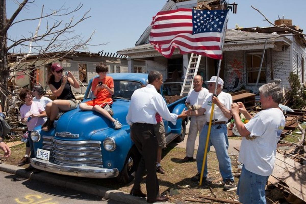 El president visita Joplin (Missouri), després d’un desolador tornado, el maig del 2011.