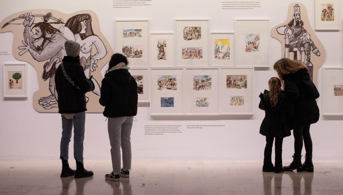 Visitantes en la exposición sobre la historia con ilustraciones de Antonio Mingote, en el Etnográfico. | Ana Burrieza