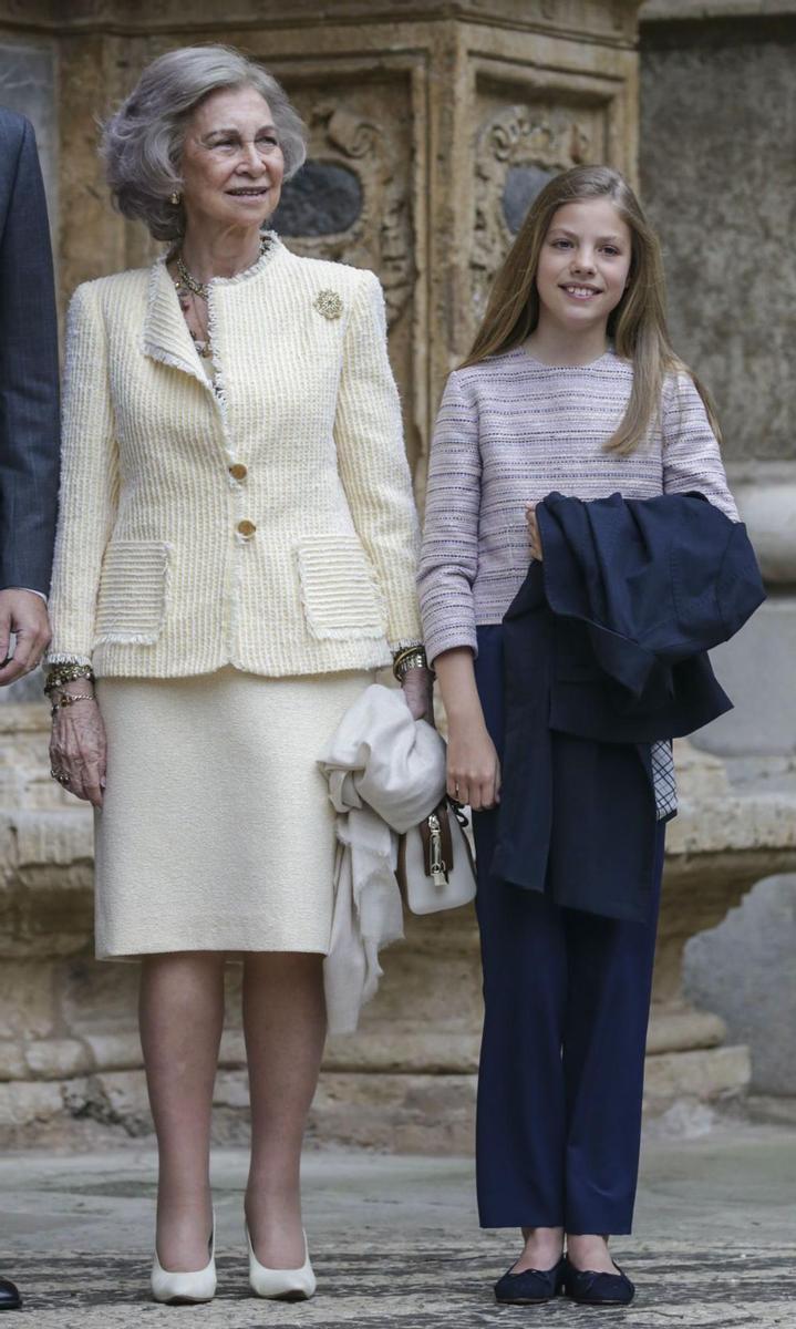 La Reina Sofía y la Infanta Sofía posan ante la catedral de Palma de Mallorca