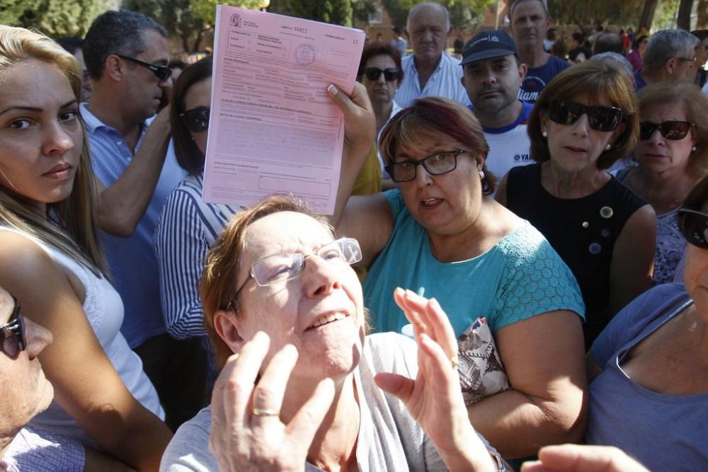 Dos vecinos y un policía heridos durante las prote