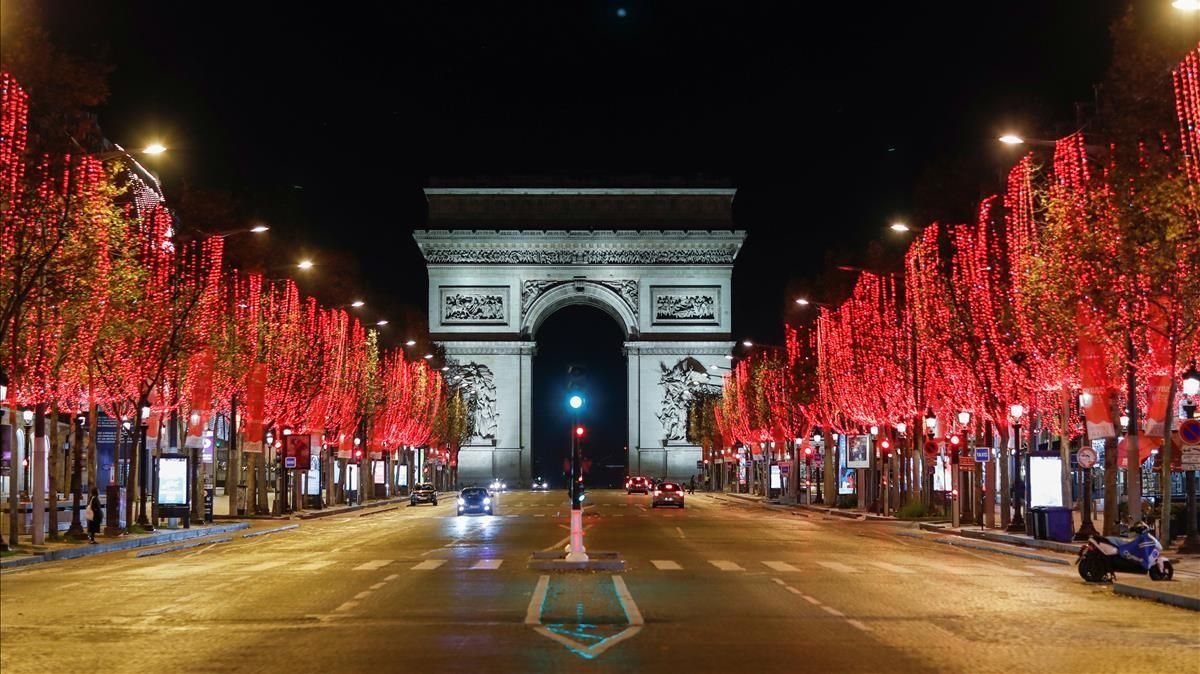 Imagen de los Campos Elíseos vacíos durante el toque de queda en París.