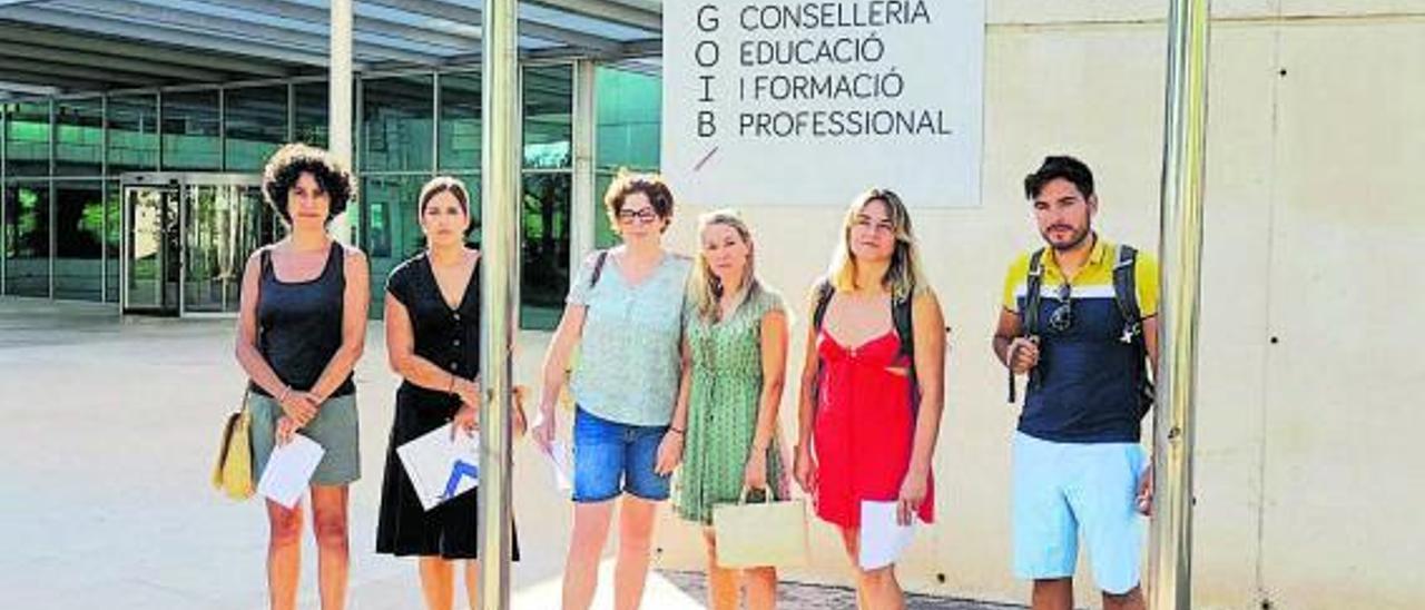 Un grupo de afectados se presentó en la conselleria para intentar que las autoridades rectifiquen. |