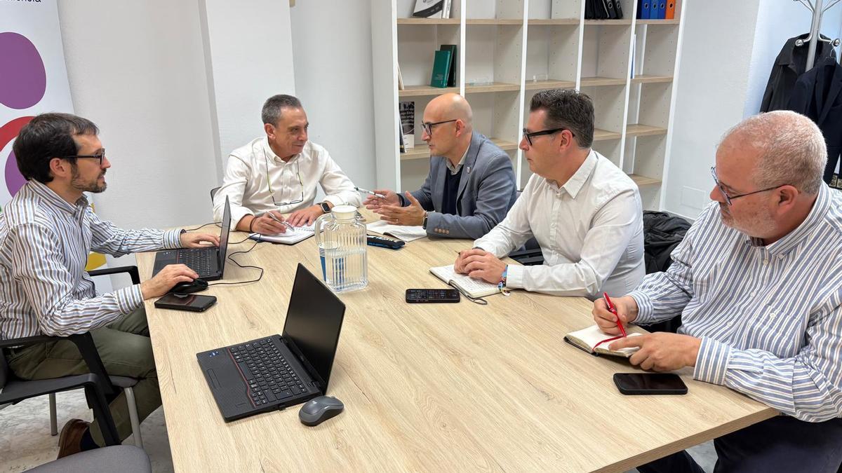 Reunión del alcalde Saura y los ediles Marqués y Evangelista con la Autoridad Metropolitana de Transporte.