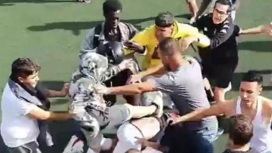 La horrorizante y terrorífica pelea en un partido de fútbol base de Canarias: Padres y conocidos saltan al campo a pegarse con los jugadores