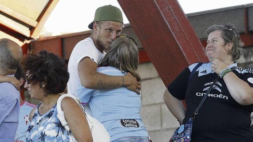 Yoel Rodríguez besa a una aficionada celeste en la grada del campo de Barreiro, ayer.