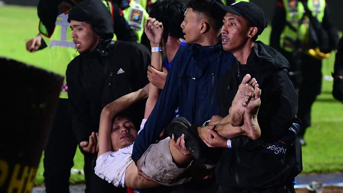 Trágica avalancha que ha dejado decenas de muertos en un estadio de fútbol en Indonesia.